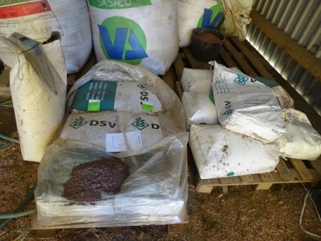 2 pallets with seed mix of after-seed.