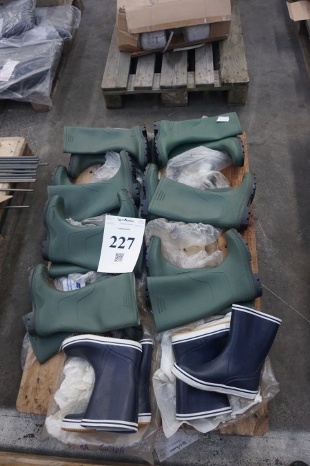 9 pairs of rubber boots. Str. 39