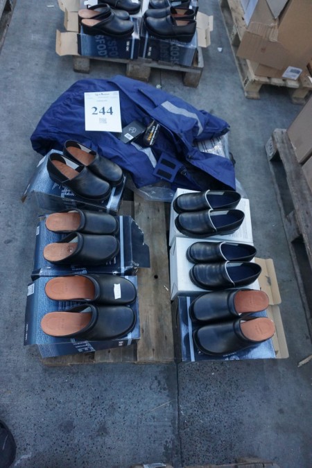 Boiler suit + 6 pairs of clogs size 40, 42, 45, 44, 37, 39.