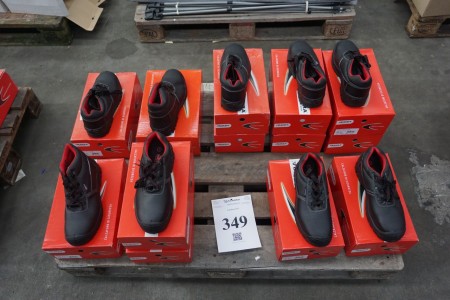 13 pairs of safety shoes. Str. 44, 4x43, 7x42, 45