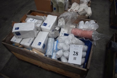 Large lot of plastic service. Foil trays, cocktail sticks, napkins, etc. - INFO: Pallet and pallet frames are not included.