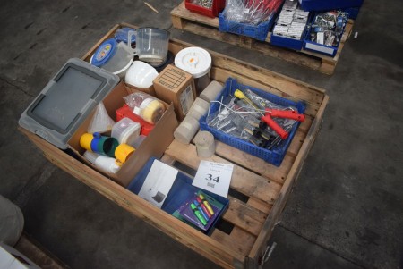 Various plastic containers, plastic cups, paint rollers, etc. INFO: Pallet and pallet frames are not included.