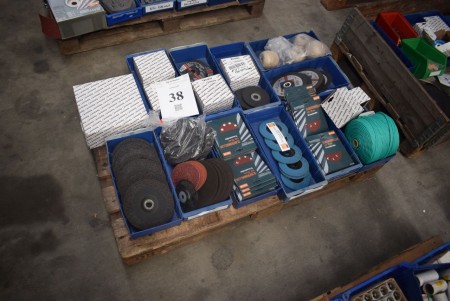 Large lot of abrasive wheels, head grinders, nylon cord etc. - INFO: Pallet and pallet frames are not included.