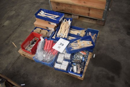 Large lot of paint brushes, nozzles, straps etc. - INFO: Pallet and pallet frames are not included.