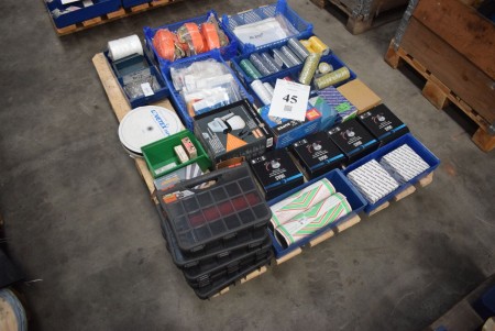 Straps, electric tapes, gas regulator, assortment boxes, grinding wheels, flags, paint sprayers, etc. - INFO: Pallet and pallet frames are not included.