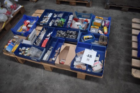 Fuses, batteries, clips, etc. - INFO: Pallet and pallet frames are not included.