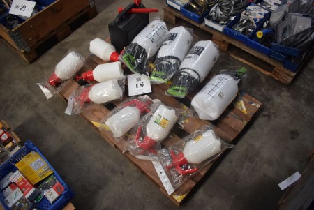 Lot handshake sprayer + garden sprayer with pumps. - INFO: Pallet and pallet frames are not included.