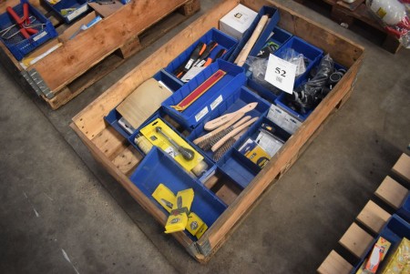 Steel brush, knives, tex chains, pin wrenches, measuring tape etc. - INFO: Pallet and pallet frames are not included.