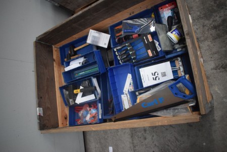 Various screwdrivers, hobby knives, staplers, glue, saws, joint guns, work lamp etc. - INFO: Pallet and pallet frames are not included.