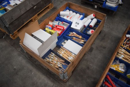 Various paint brushes, alcohol drinks, thermal rolls, etc. - INFO: Pallet and pallet frames are not included.