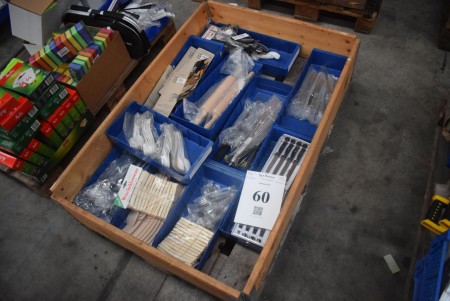 Wooden clamps, spoons, knives, whisk, cakes, scissors, cheeses, etc. - INFO: Pallet and pallet frames are not included.