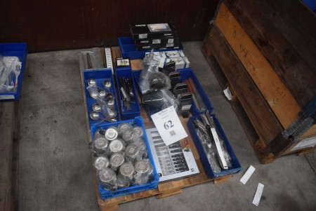 Various cutlery, mugs, toilet paper stands etc. - INFO: Pallet and pallet frames are not included.