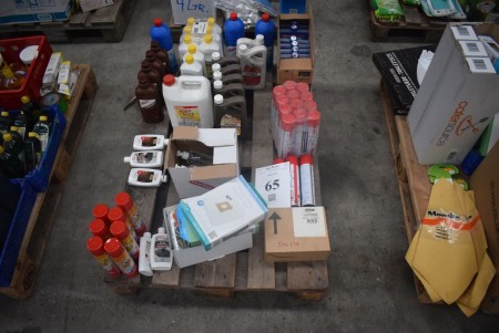 Various cleaning articles - including brown soap, oven cleaner, hand soap, machine cleaning, chlorine, cooker hood, vacuum cleaner bags, myregifs etc. - INFO: Pallet and pallet frames are not included.