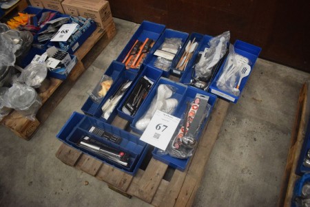 Lot soups, cheese cutters, lighters etc. - INFO: Pallet and pallet frames are not included.