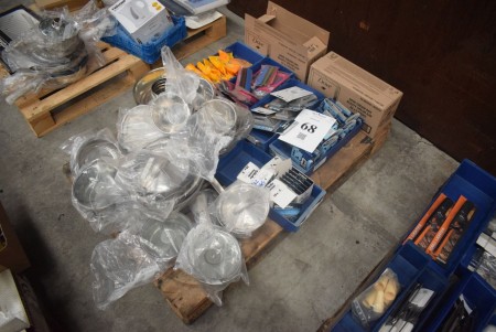 Lot combs, Gillette razors, cream etc. - INFO: Pallet and pallet frames are not included.