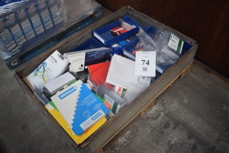 Lot various labels for A4 sheets, money box, brushes etc. - INFO: Pallet and pallet frames are not included.