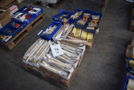 Large lot of various paint brushes. - INFO: Pallet and pallet frames are not included.