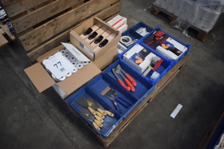 Pair of brushes, earplugs, tape, alcohol brushes etc. - INFO: Pallet and pallet frames are not included.