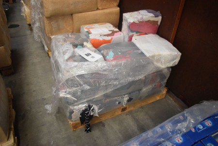 Large lot of cloths - 12 packs. - INFO: Pallet and pallet frames are not included.