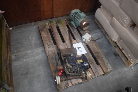 2 pcs. gearmotors INFO: Pallet and pallet frames not included.