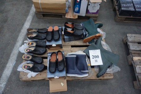6 pairs of clogs. Str. 45, 46, 38, 43. + 3 pairs of rubber boots. Str. 39, 41, 44.