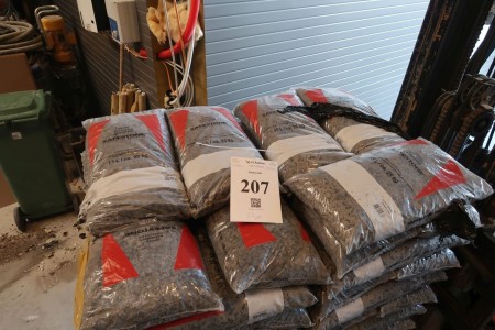 27 bags of granite shards. Black. Ca. 25 kg per bag