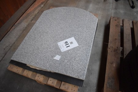2 stk. granitboreplade. Øverst = 110x84 cm.