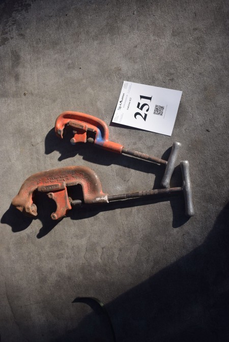 2 pieces Pipe vice.