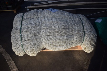 Braided polyester mesh. 84.8x4.26 meters.