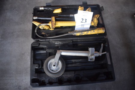 Hydraulic press tool and spare wheel for trailer