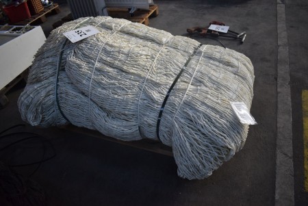 Braided polyester mesh. 84.8x4.26 meters.