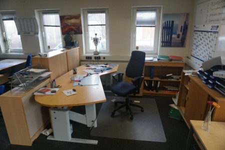 Schreibtisch mit 2 Aktenschränken und Schubladenablagen und Papieren nicht inbegriffen