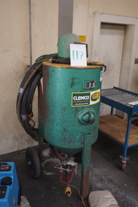 Clemco sandblasting pot 200 liters. Type 2452 200 liter vintage 2004 tested ok.