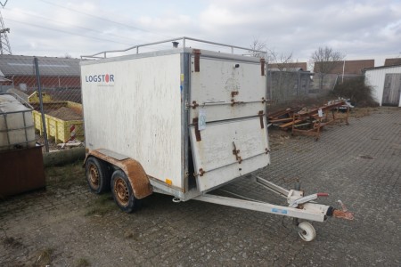 Closed trailer without plates and paper total 2000 load 1350