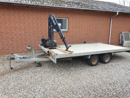 Machine trailer with crane that is easy to install from time to time