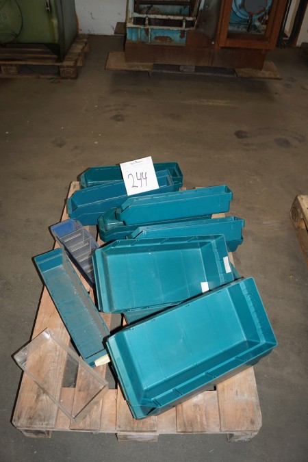Various plastic boxes, several sizes