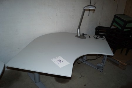 Hæve/sænkebord b:200 cm + lampe