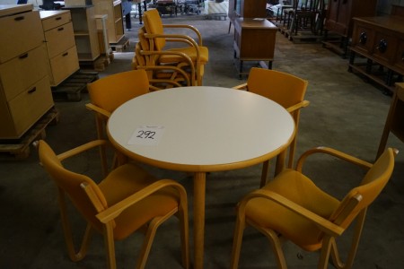 Round table: 150 + 8 chairs