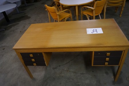 Fritstående skrivebord, egetræsfiner b:146 h:73 d:70 cm