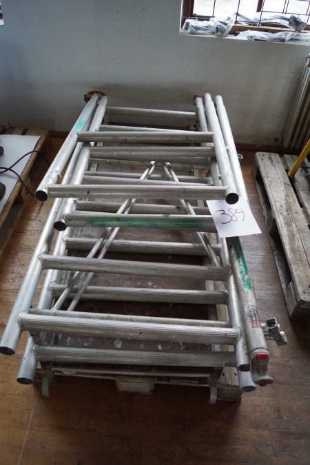 Roller scaffold with extension and plate