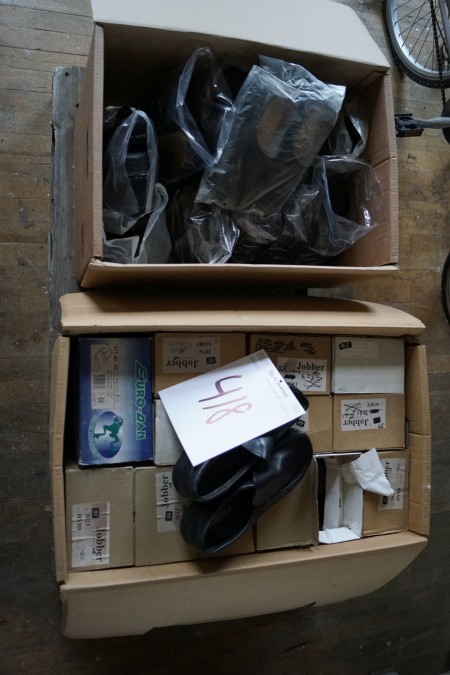 2 boxes of shoes, in ass. Sizes, unused