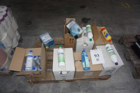 Parti industrielle rengøringsmidler. 12 liter brialclean, kasse med 24 liter håndopvask, kasse med 12 liter brialshine, 10 liter gulvrens   