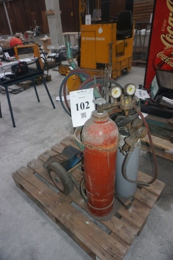Oxygen and gas burner with bottles