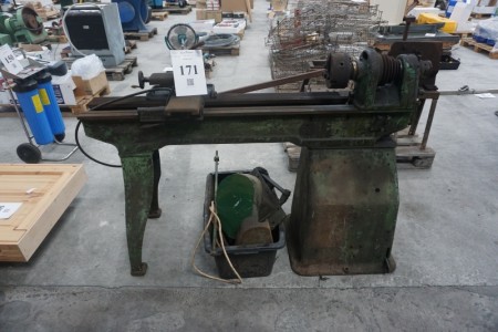 Lathe. With engine. Missing strap. Piercing: 40 mm. Total length: 170 cm. Pinol height: 17.5 cm.