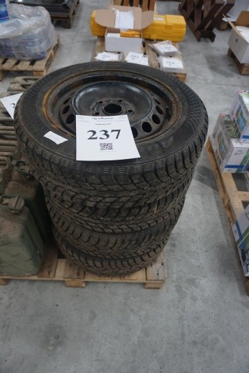 4 Stück Reifen. Winter. Mit Felgen. 185/65 R15. Nabengröße: 10 cm.