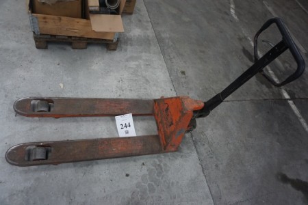Low lifter. Max 2000 kg. Condition: Tested and OK - but lacks rubber coating on one wheel.