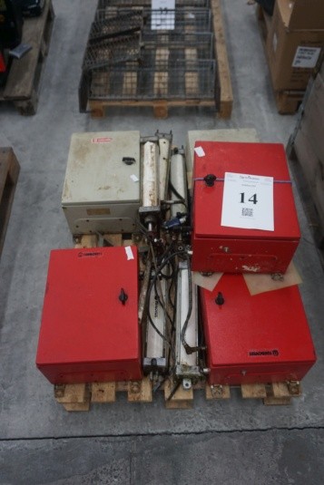 Air cylinders with control boxes, stand: unknown