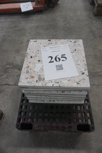 7 pcs. concrete tiles - smooth and patterned. 30x30 cm.