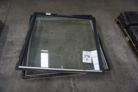 Fenster. Rahmenabmessungen: 140x133 cm.