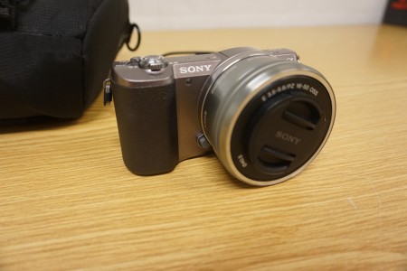 Sony camera, 24.3 megapixel. Ø: 40.5. E 3.5-5.6/pz 16-50 OSS - working. Label printer, scissors, 8 iPhone covers, label roll, various tassels and balls